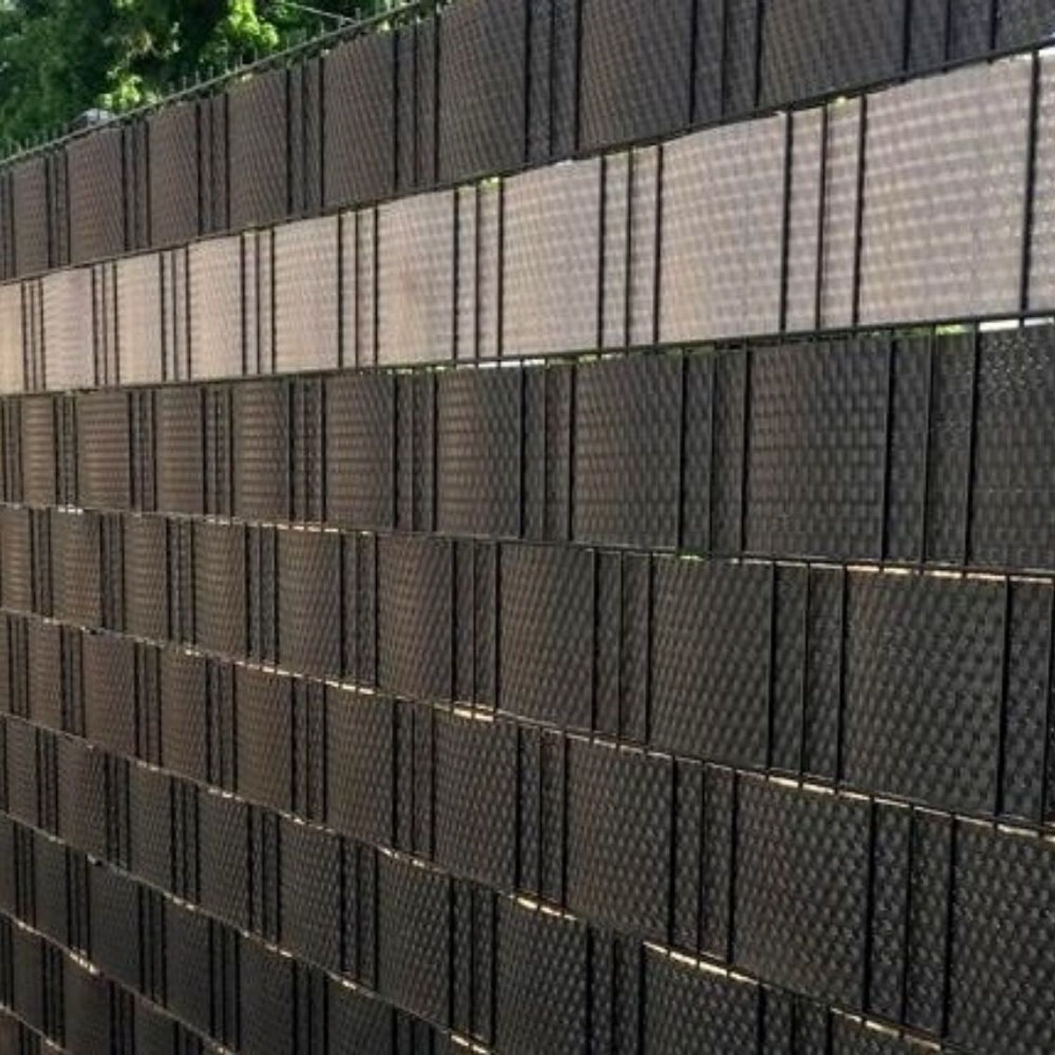 zaun|zu® stínicí pásy RATTAN 26 m role pro plot z dvojitých drátěných panelů – 26,0 m, Schwarzbraun – Pohled 4