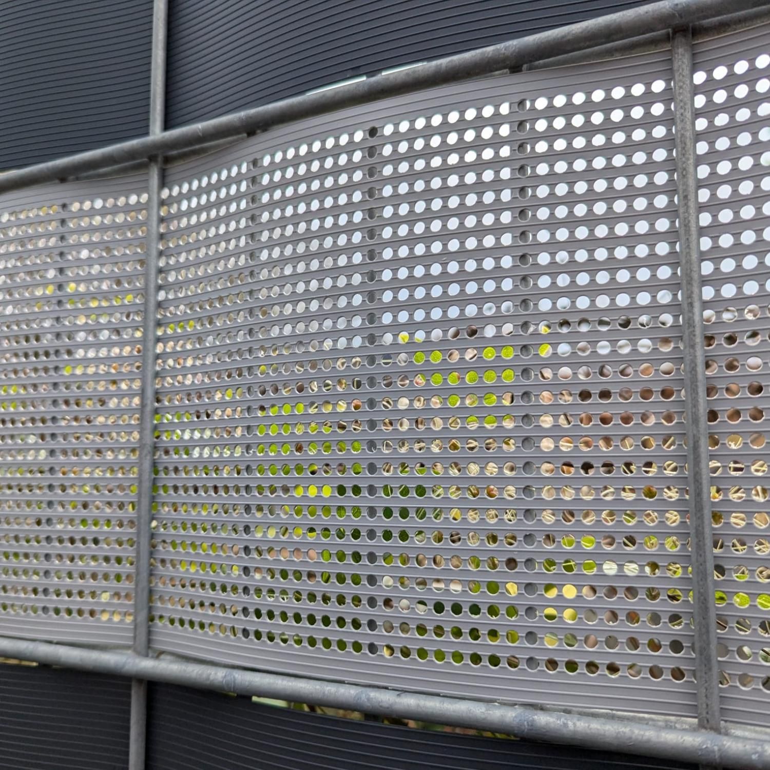afskærmningsstrimler zaun|zu® RILLE GELOCHT 30% mønster til hegnet – 50m, Bordeauxrot (RAL 3011) – Udtalelse 4
