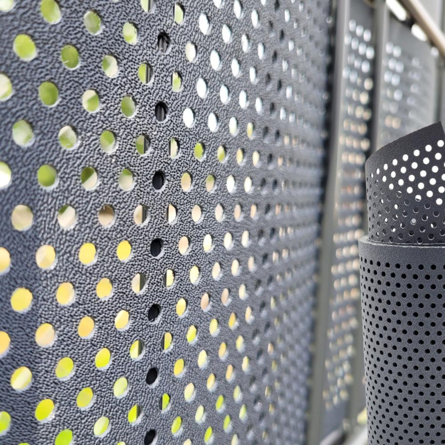 Sichtschutzstreifen zaun|zu PREMIUM gelocht 20% Lochmuster – 255cm, Anthrazit (RAL 7016) – Ansicht 6