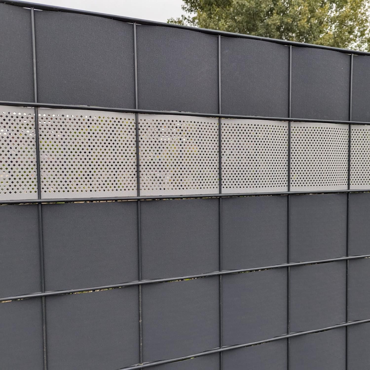 zichtstroken zaun|zu PREMIUM Geperforeerd DIAMANT-gatpatroon – 255cm, Antraciet (RAL 7016) – Beeld 3
