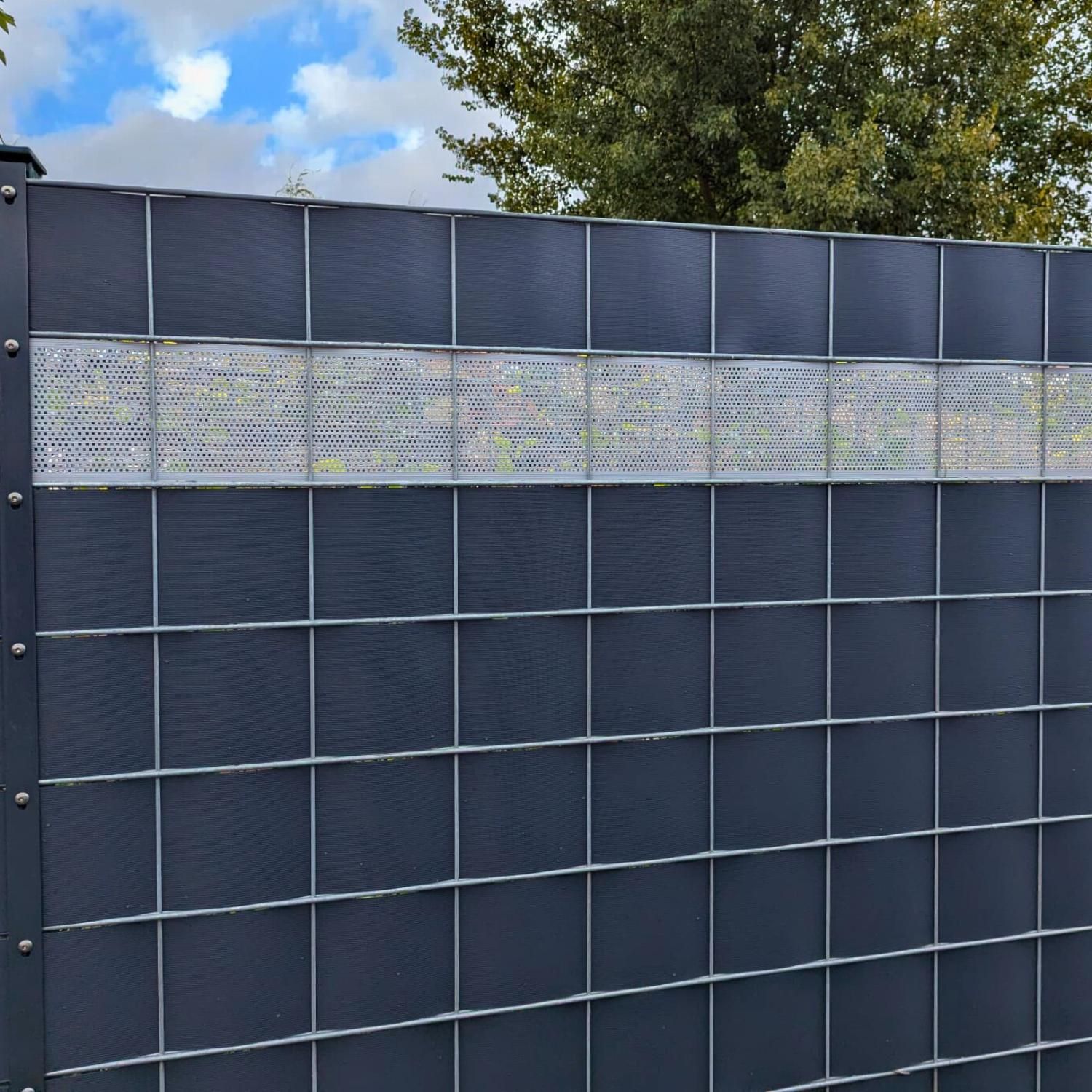 Sichtschutzstreifen zaun|zu RILLE GELOCHT Quadrat-Muster für den Zaun – 255cm, Anthrazit (RAL 7016) – Ansicht 3