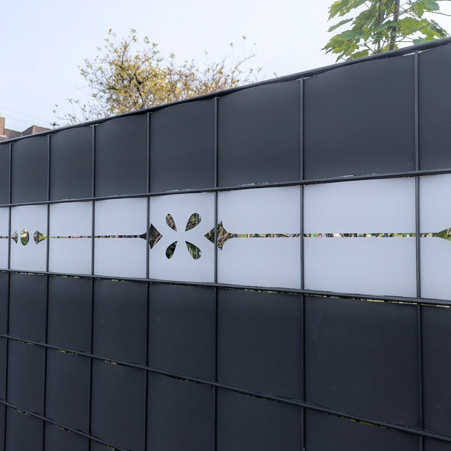 zaun|zu PREMIUM Décor de Vérone: protection de la vie privée avec motif laser pour clôture à mailles à deux fils – 2,55 m, Rouge 2, 55m – Affichage 3