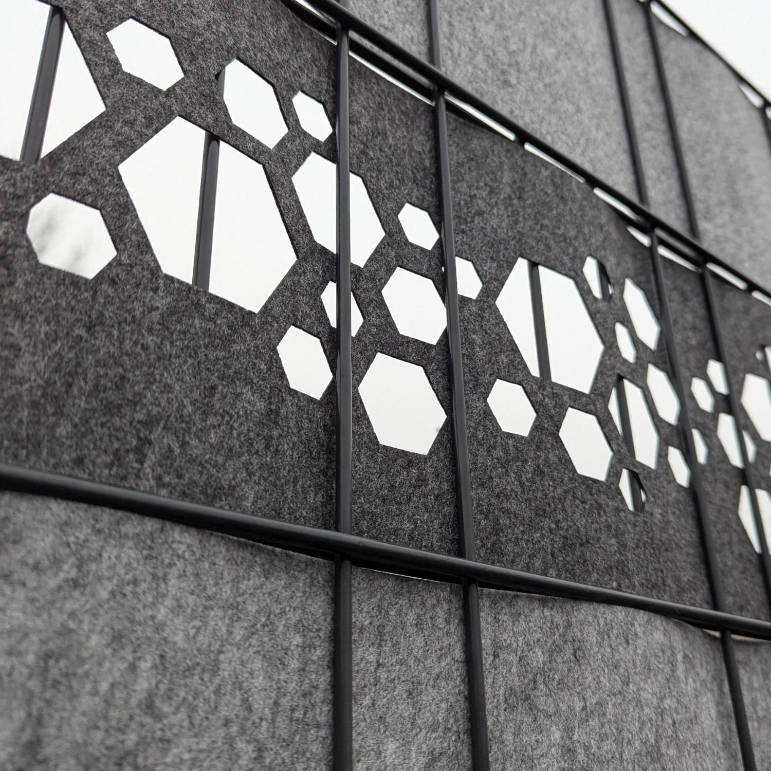 zaun|zu Design Vlies Dekor Hexagon: stínicí pás s laserovým vzorem pro dvojitý drátěný plot – Pohled 3