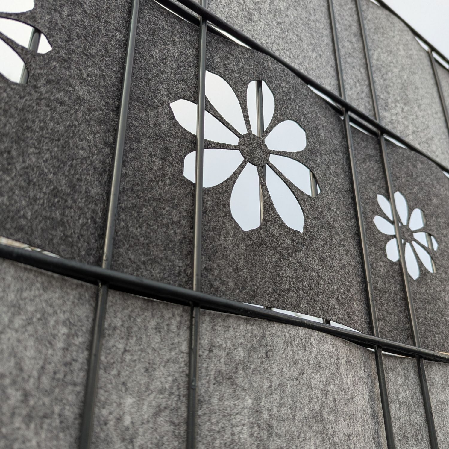 zaun|zu Ontwerp non-woven decor zonnebloem: zicht strook met laser patroon voor dubbelstaaf mesh hek – Laser zichtstroken – Beeld 3