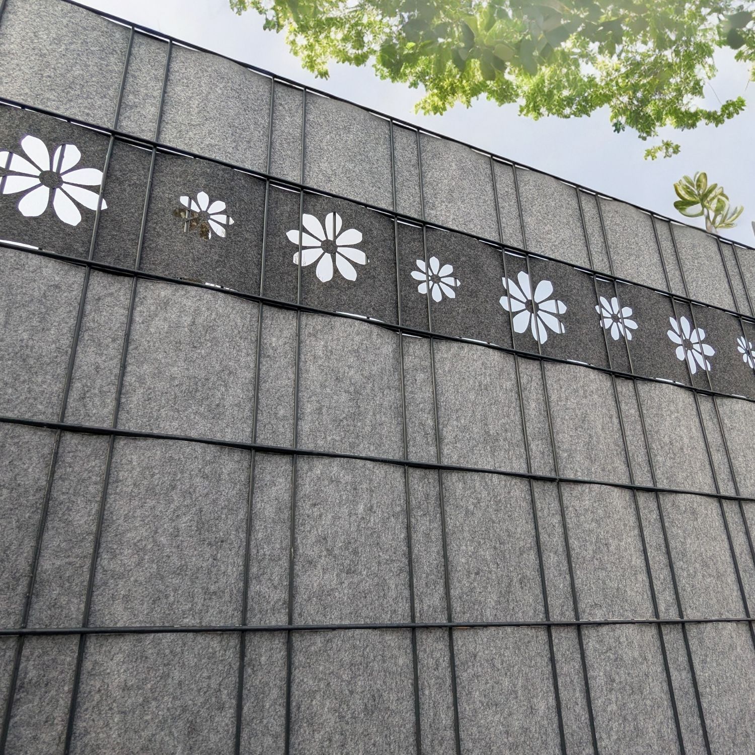zaun|zu Ontwerp non-woven decor zonnebloem: zicht strook met laser patroon voor dubbelstaaf mesh hek – Laser zichtstroken – Beeld 4