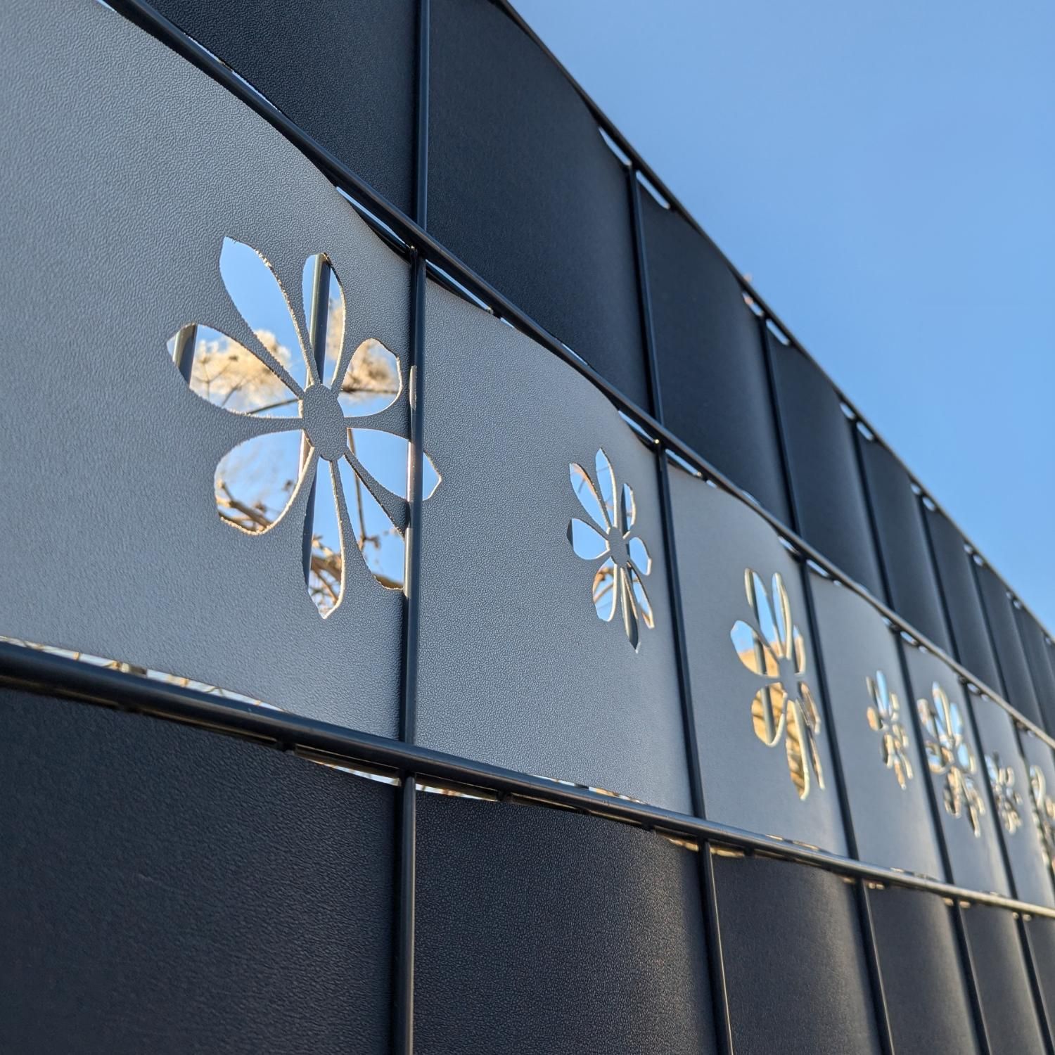 zaun|zu PREMIUM Dekor Sonnenblume: Sichtschutzstreifen mit Lasermuster für Doppelstabmattenzäune – 255 cm, Weiß (RAL 9003) – Ansicht 3
