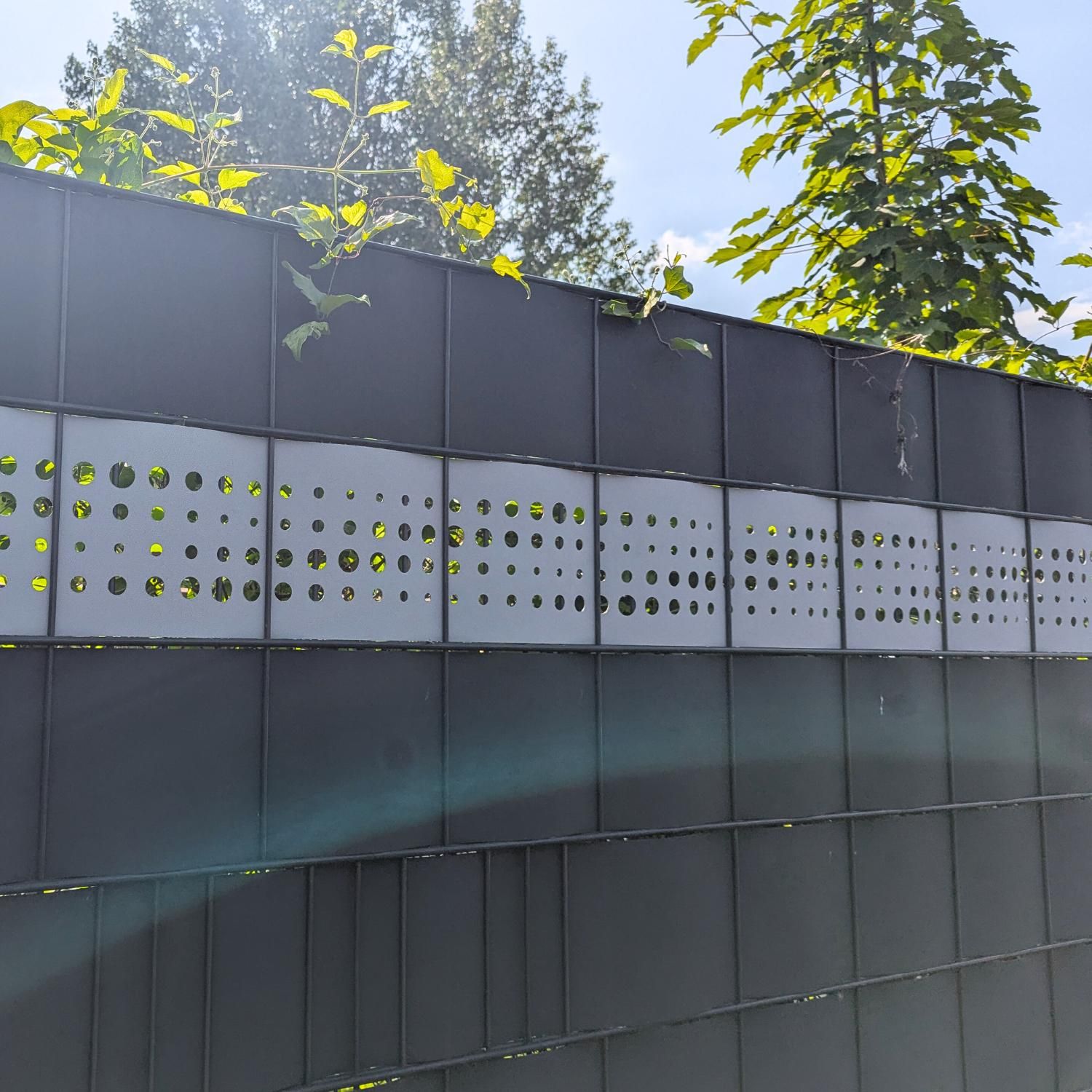 zaun|zu PREMIUM Dekor Pulse: Sichtschutzstreifen mit Lasermuster für Doppelstabmattenzäune – 2,55 m – Ansicht 3
