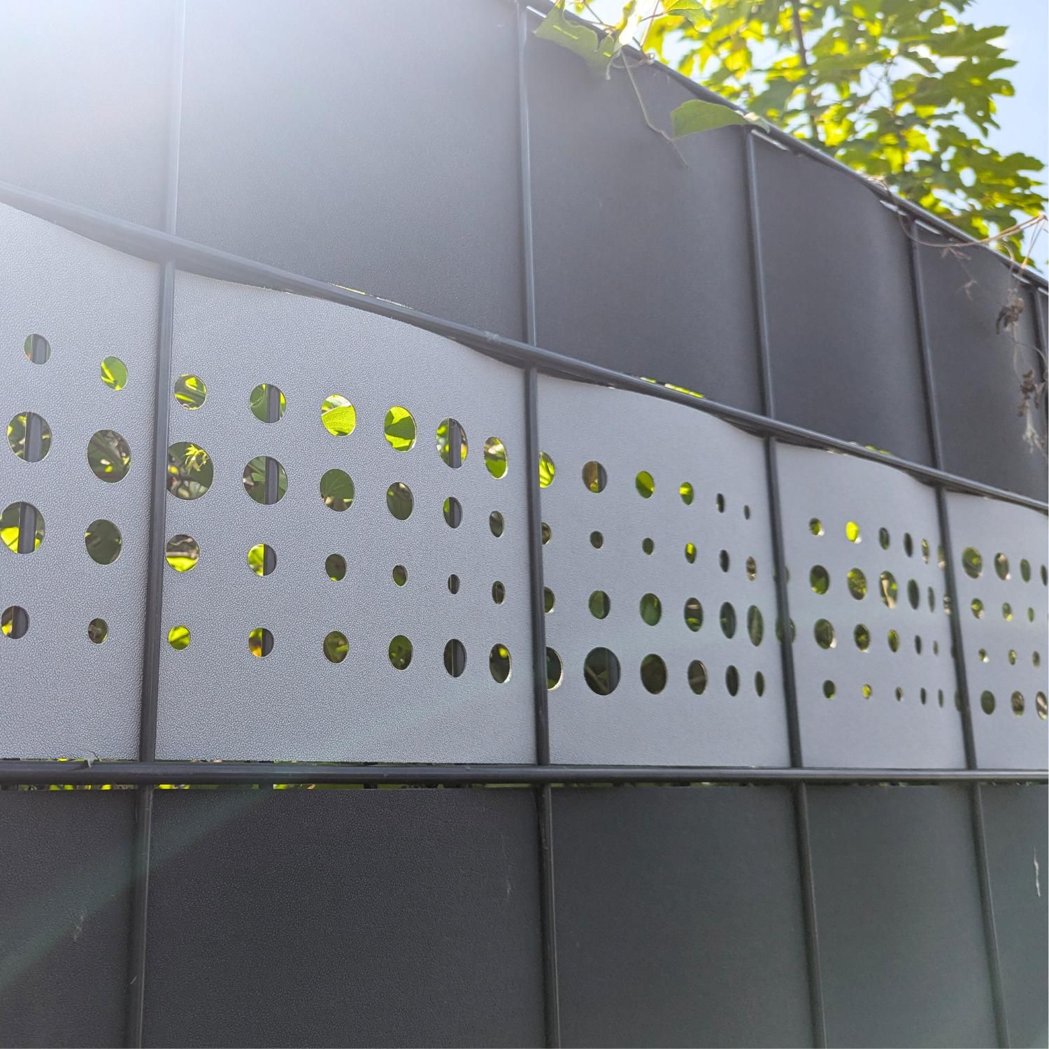 zaun|zu PREMIUM Dekor Pulse: Sichtschutzstreifen mit Lasermuster für Doppelstabmattenzäune – 2,55 m – Ansicht 4